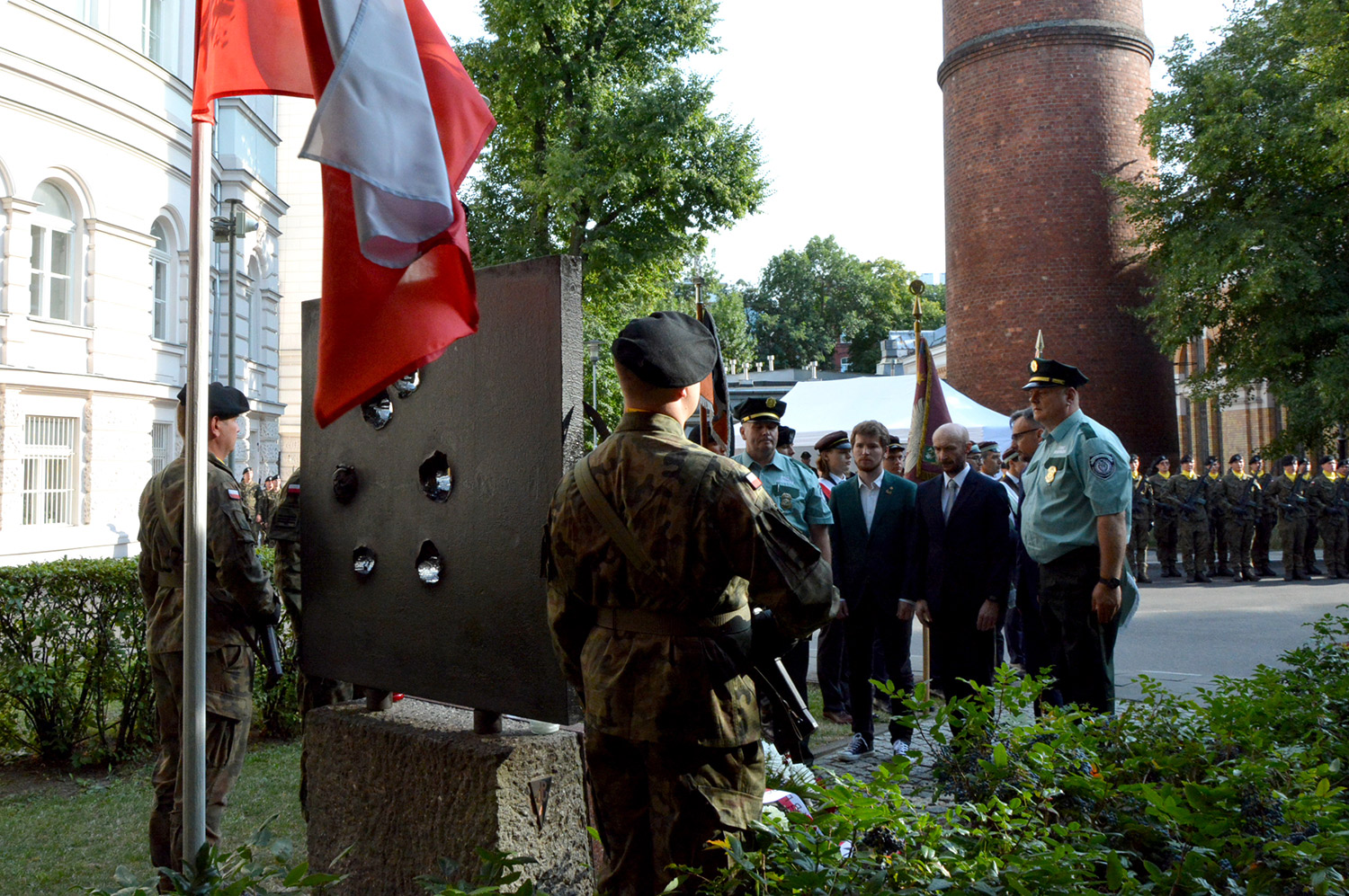 Delegacja Politechniki Warszawskiej z prof. Robertem Zalewskim, prorektorem ds. studenckich w hołdzie bohaterom 3 Batalionu Pancernego AK "Golski"