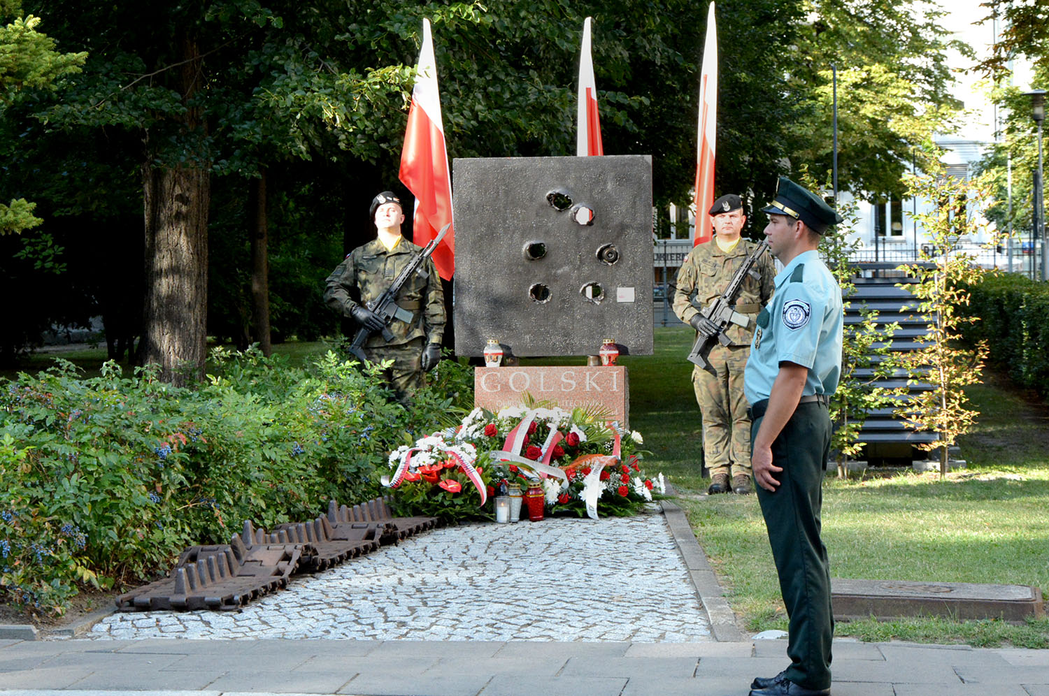 Pomnik 3 Batalionu Pancernego AK "Golski" na terenie Kampusu Centralnego PW w honorowej asyście